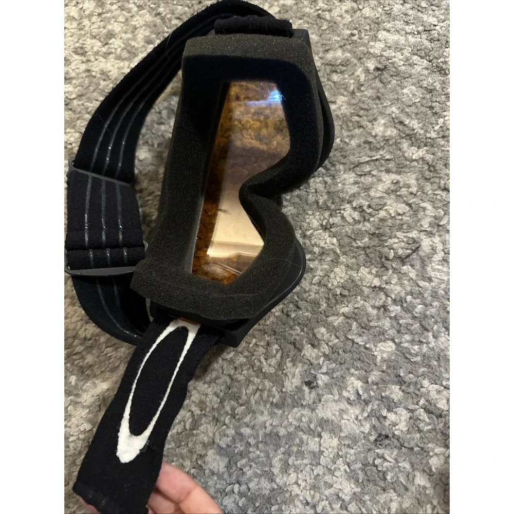Oakley  Ski/Snowboard Goggles Amber Lens Black White Head strap